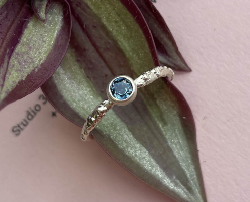 Orno ring in 9ct white gold with electric blue sapphires_04